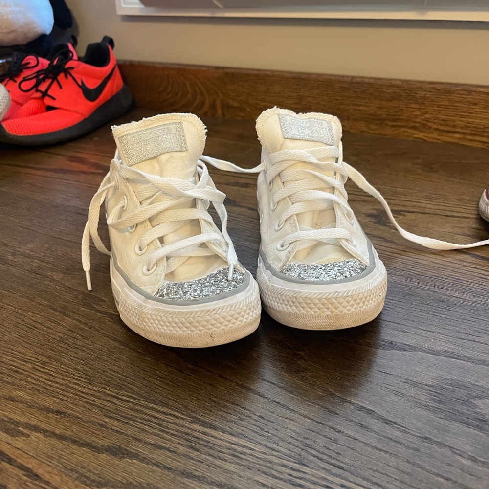 Size 6 white low top converse Chuck Taylor’s